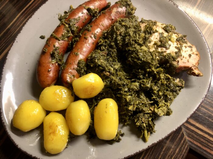 Grünkohl mit Kartoffeln, Wurst und Kassler