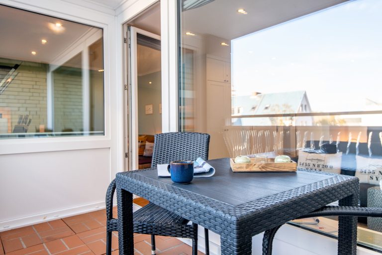 Balkon mit Stühlen in Ferienunterkunft auf Sylt