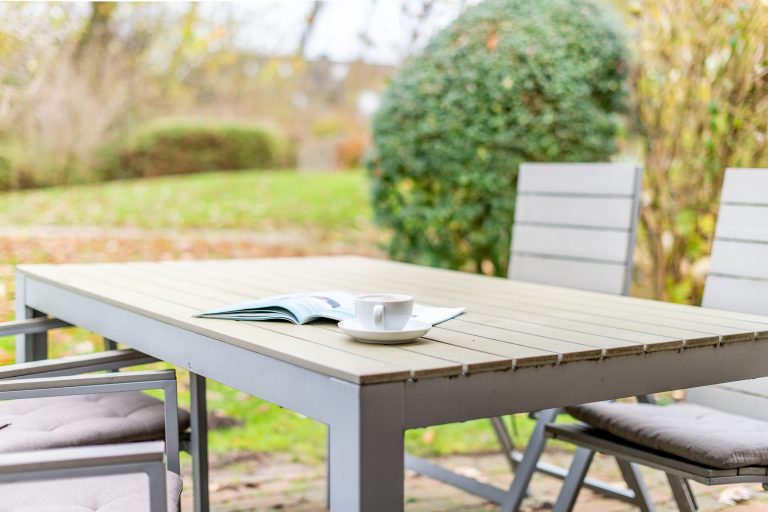 Terrasse mit Tisch in Ferienwohnung auf Sylt