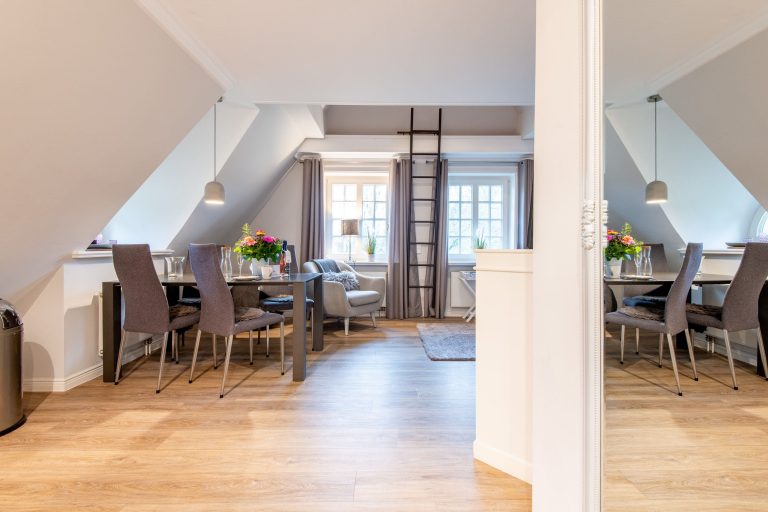 Wohnzimmer und Essbereich in Ferienwohnung auf Sylt