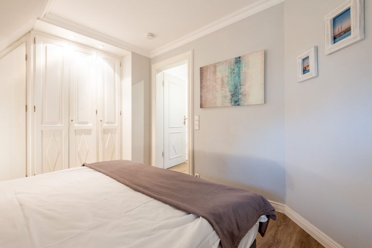 Schlafzimmer mit Doppelbett in Ferienwohnung auf Sylt