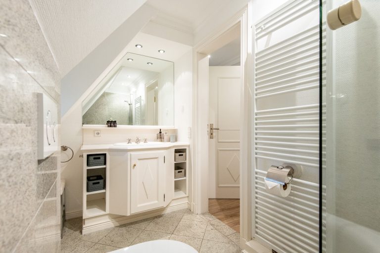 Badezimmer mit Dusche in Ferienwohnung auf Sylt