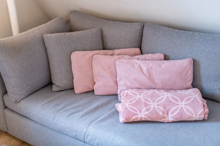 Sofa mit Kissen in Ferienwohnung auf Sylt