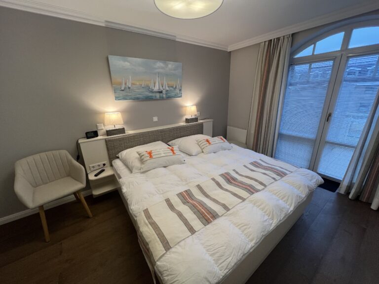 Schlafzimmer mit Doppelbett in Ferienwohnung auf Sylt