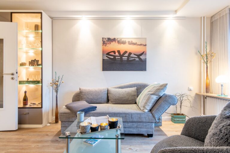 Sofa und Bild in Ferienwohnung auf Sylt